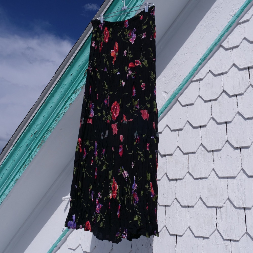Great vintage 1990s My Boyfriend's Back crinkle pleated dark floral rayon skirt - Picture 2 of 8